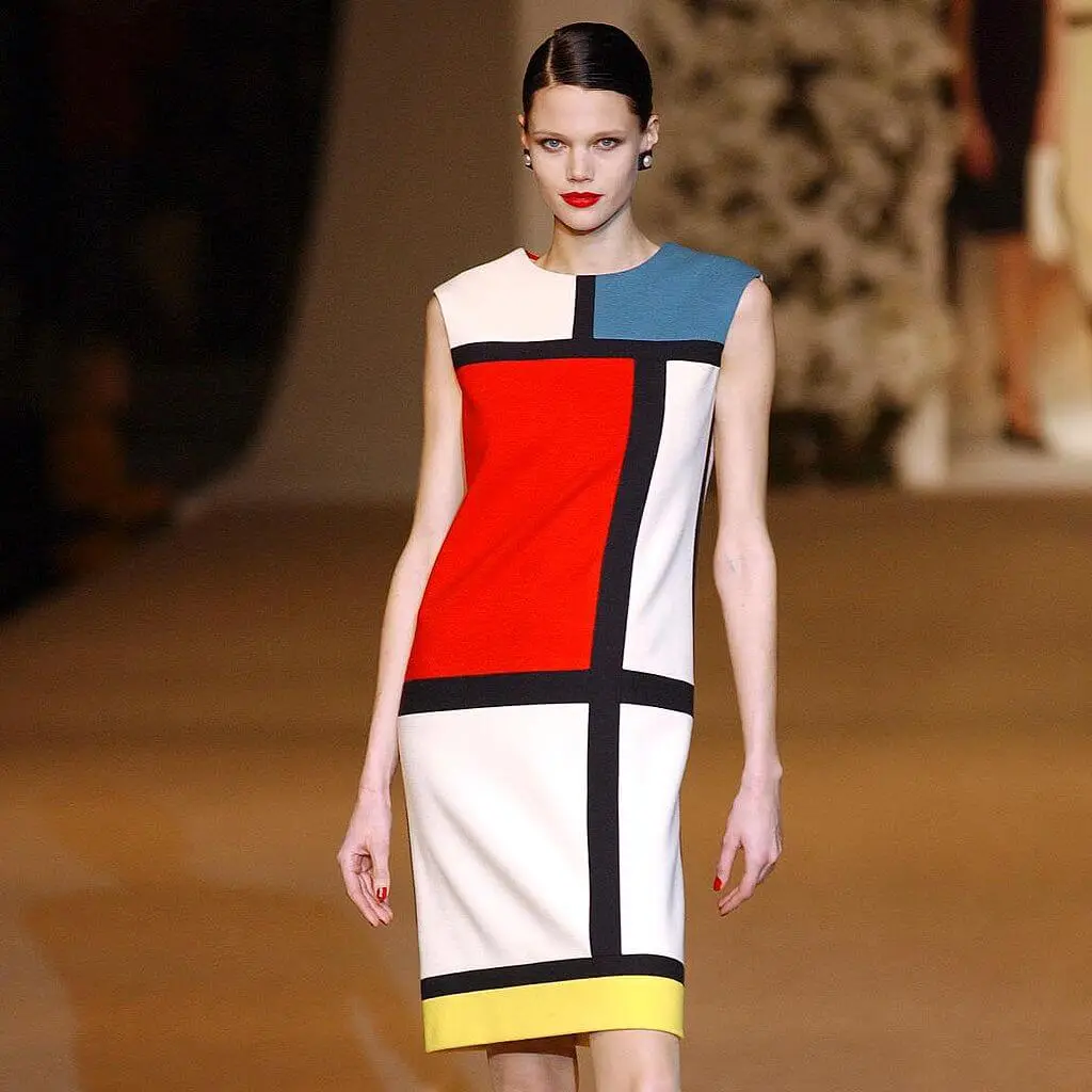 Robe Yves Saint Laurent qui reprend comme motif un tableau du peintre Mondrian